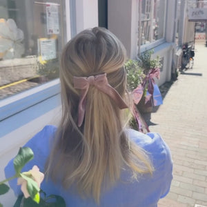 Puderrosa Samt-Schleife als Haarspange