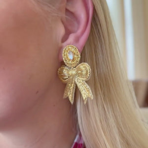 Festliche Soutacheohrringe als goldene Schleife