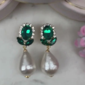 Dunkelgrüne Glas-Kristall-Ohrstecker mit Baumwolltropfen