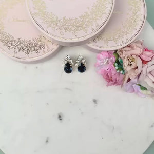 Glitzernde Ohrstecker aus Glas-Kristallen in Dunkelblau