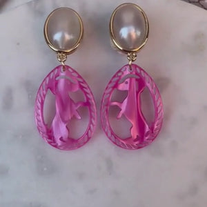 Dackel-Ohrstecker in Perlmuttfarben und Pink von AmuseToi