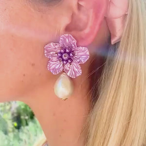 Elegante Blüten-Ohrstecker in Altrosa-Violett mit federleichten Baumwolltropfen