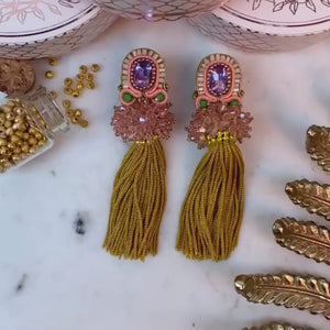 Auffällige Soutache-Quastenohrringe in Rosa, Flieder und