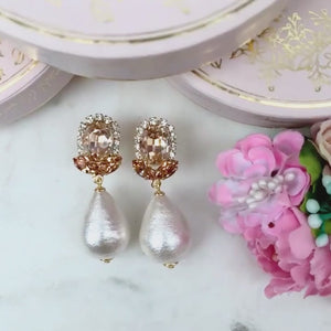 Champagnerfarbene Glas-Kristall-Ohrstecker mit Baumwolltropfen