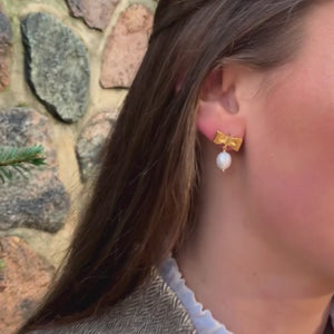 Zauberhafte Schleifenohrringe mit edler Süßwasserperle von Janne von der Heide