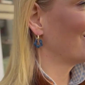 Vergoldete Creolen mit dunkelblauer Blüte