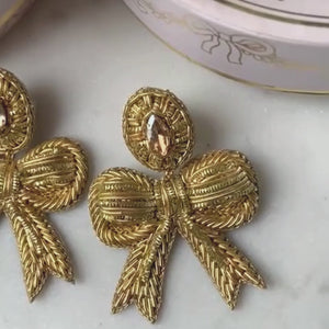 Festliche Soutacheohrringe als goldene Schleife