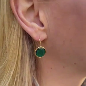 Vergoldete Ohrhänger mit rundem funkelnden Kristall in Dunkelgrün von Janne v. d. Heide