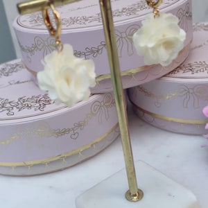 Vergoldete Creolen mit cremefarbenen Blüten-Pompom