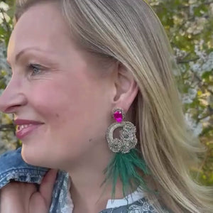 Extravagante Feder-Statement-Ohrringe in Pink, Dunkelgrün und Champagner
