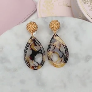 Vergoldete Knoten-Pferde-Ohrstecker in Schildpattfarben von AmuseToi