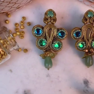 Stilbewusste Soutacheohrringe in Gold, Blau und Türkistönen