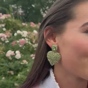 Lindgrüne Soutache-Ohrringe als kleines Herz