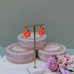 Vergoldete Creolen mit leuchtoranger Blüte