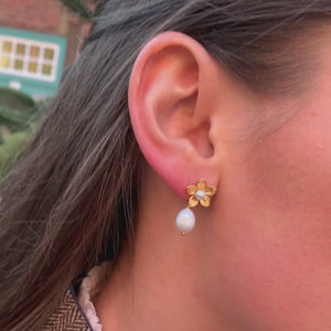 Zauberhafte Perl-Blütenohrringe mit edler Süßwasserperle