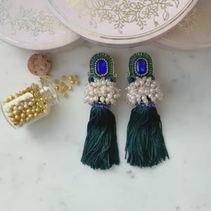 Vorbestellbar - Auffällige Soutache-Quastenohrringe in Dunkelbau und Grün