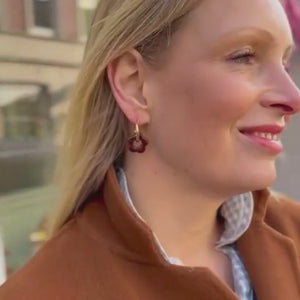 Vergoldete Creolen mit brauner Blüte