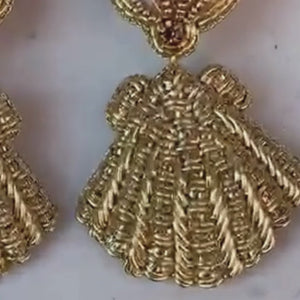 Goldfarbene Muschel-Soutacheohrringe