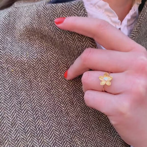 Zauberhafter Perl-Blütenfingerring