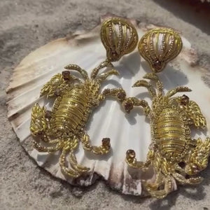 Elegante Soutache-Ohrringe als goldfarbener Krebs