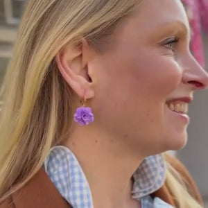 Vergoldete Creolen mit fliederfarbenem Blüten-Pompom