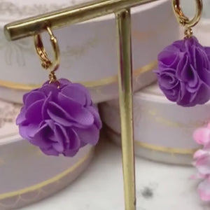 Vergoldete Creolen mit fliederfarbenem Blüten-Pompom