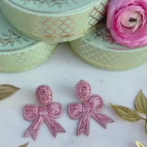 Zarte Soutacheohrringe als hellrosa Schleife