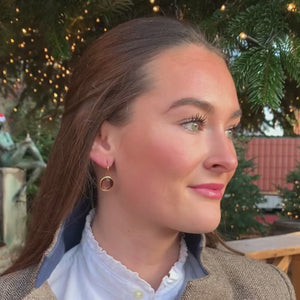 Vergoldete Ohrhänger mit rundem funkelnden Kristall in Pflaumenviolett