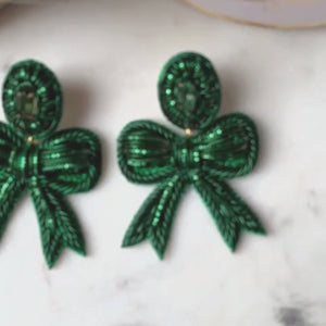 Festliche Soutacheohrringe als dunkelgrüne Schleife