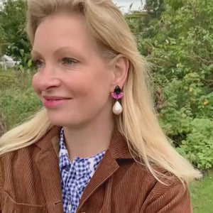 Funkelnde Ohrclips in Violett und Rosa mit federleichten Baumwolltropfen