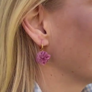 Vergoldete Creolen mit rosafarbenem Blüten-Pompom