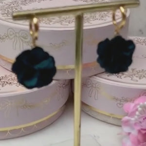 Vergoldete Creolen mit dunkel-petrolfarbenem Blüten-Pompom