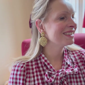 Zauberhafte Soutacheohrringe als goldener Pinienzapfen