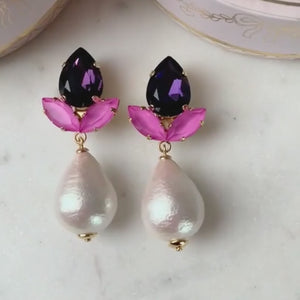 Funkelnde Ohrclips in Violett und Rosa mit federleichten Baumwolltropfen