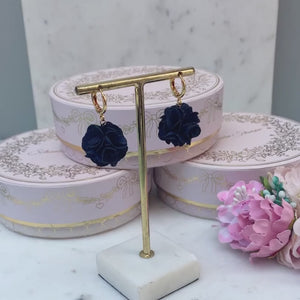 Vergoldete Creolen mit dunkelblauem Blüten-Pompom