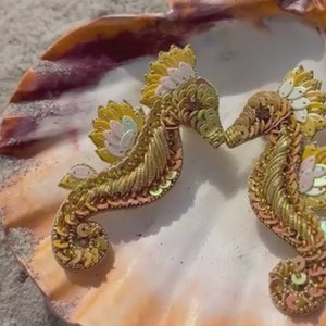 Elegante Soutache-Ohrringe als goldfarbenes Seepferd