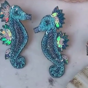 Elegante Soutache-Ohrringe als türkisblaues Seepferd