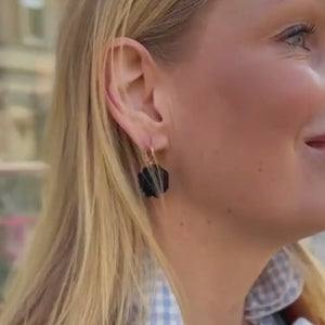 Vergoldete Creolen mit schwarzem Blüten-Pompom