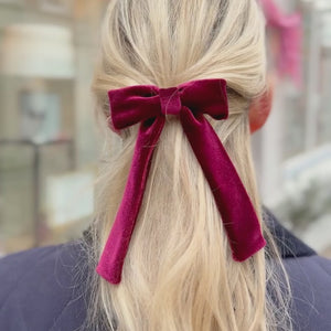 Dunkelrote Samt-Schleife als Haarspange