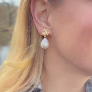 Elegante Blüten-Ohrstecker mit leichtem Baumwolltropfen