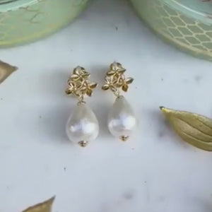 Elegante Blüten-Ohrstecker mit leichtem Baumwolltropfen