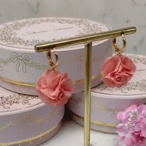 Vergoldete Creolen mit rosarotem Blüten-Pompom