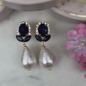 Dunkelblaue Glas-Kristall-Ohrstecker mit Baumwolltropfen