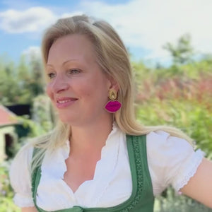 Modische Soutacheohrringe als pinker Kussmund
