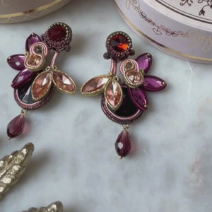 Auffällige Soutache-Ohrringe in Violett, Rosa und Braun