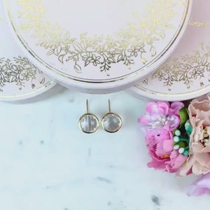 Vergoldete Ohrhänger mit rundem funkelnden Kristall von Janne v. d. Heide