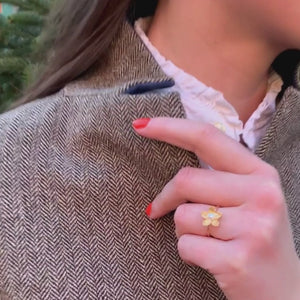 Set aus Perl-Blütenohrringen mit Süßwasserperle, Perl-Blütenfingerring und Samt-Box in Lindgrün