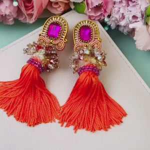 Auffällige Soutache-QuastenOhrringe in Orange und Pink