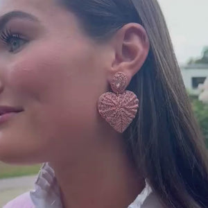 Rosafarbene Soutache-Ohrringe als kleines Herz