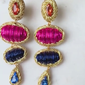 Elegante Soutacheohrringe mit Elementen in Pink und Blau